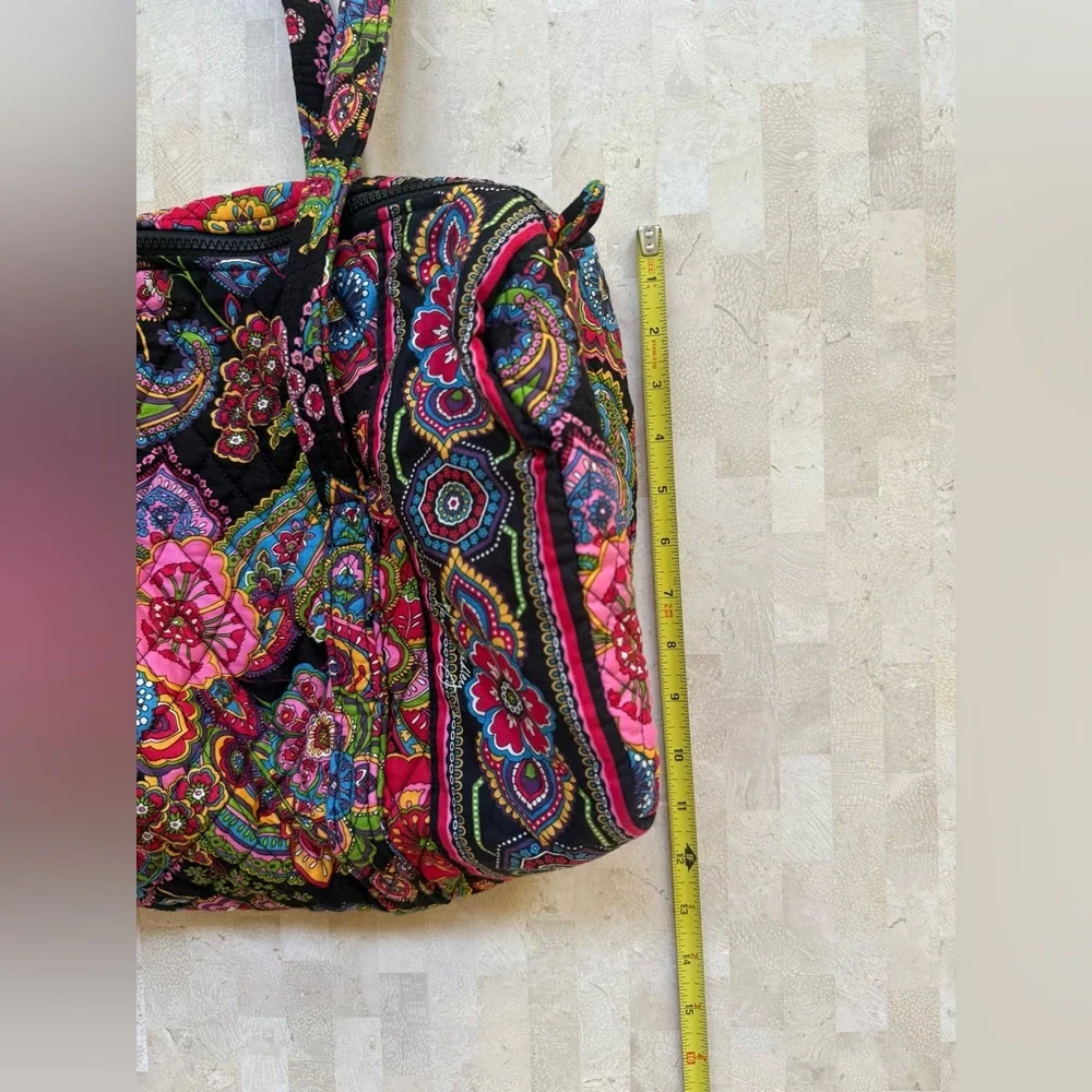 VERA BRADLEY Large Quilted Duffle Bag ‘Symphony In Hue’ Floral Paisley NWOT - Picture 4 of 8